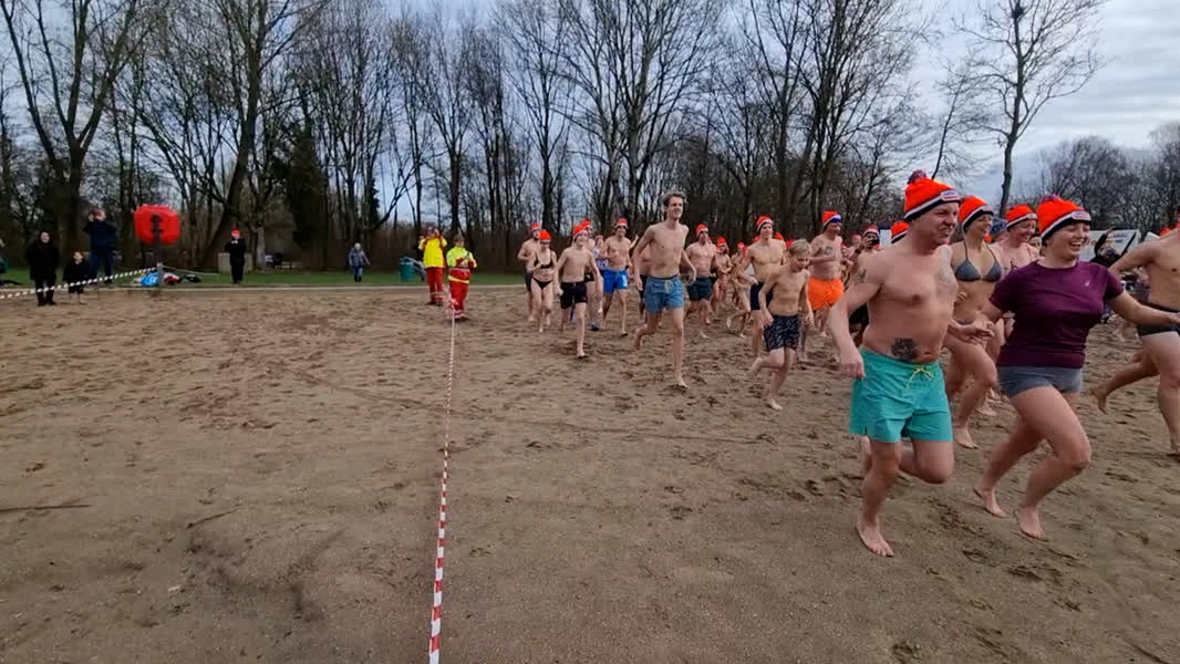 Dordtenaren Begonnen Het Nieuwe Jaar Met Een Frisse Duik