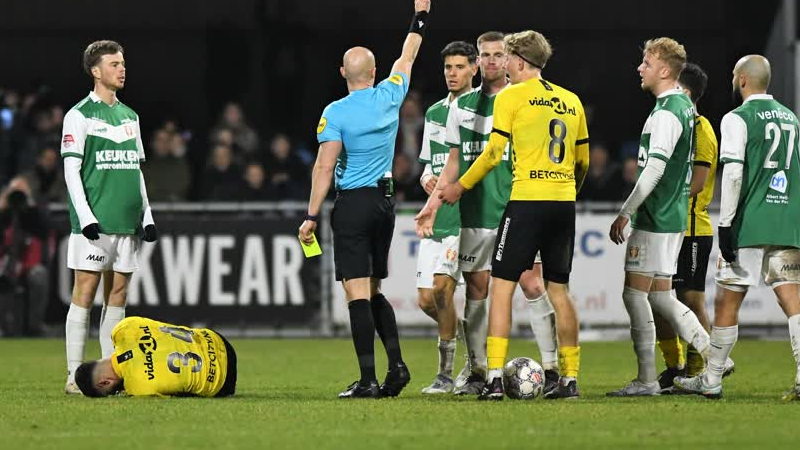 FC Dordrecht Moet Aanvoerder Van Huizen Drie Duels Missen Na Rode Kaart