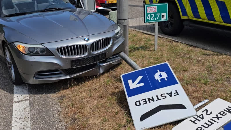 Automobilist Botst Tegen Lantaarnpaal Na Onwelwording Op A16