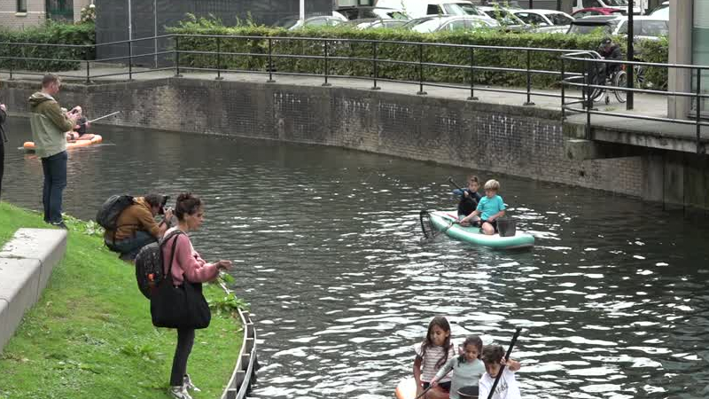 Gewapend Met Een Net Gaan Kinderen Suppend De Strijd Aan Met Afval In Het Water