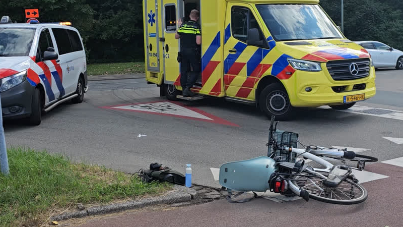 Fietsster Gewond Naar Het Ziekenhuis Na Botsing Met Auto