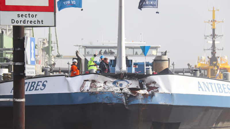 Flinke Schade Bij Aanvaring Tussen Twee Schepen Bij Zwijndrecht