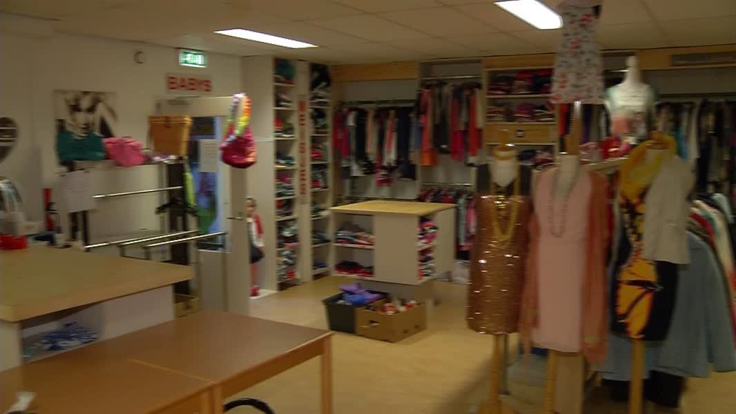 Zomeruitverkoop Bij Kledingbank