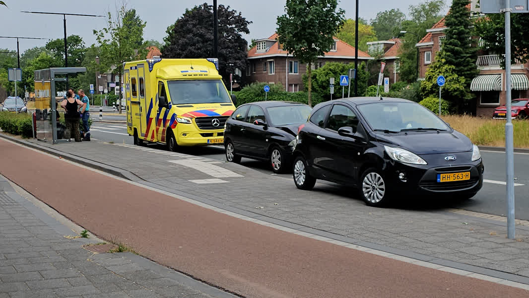 Blikschade Bij Aanrijding Tussen Twee Auto's Op Oranjelaan